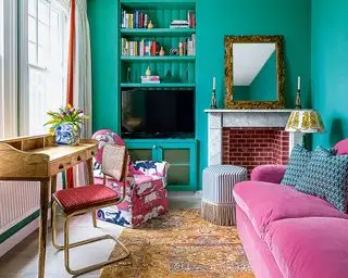 Ideas de TV para salón pequeño con color rosa y verde.