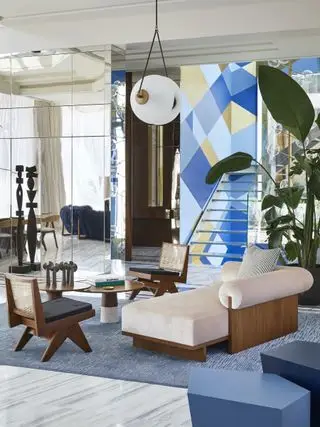 moderne stue med moderne blå og hvite kunstverk