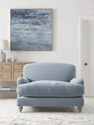 blå lenestol med sjølandskapsmaling