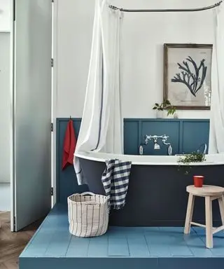 blågrønt bad med blågrønt panel og badekar