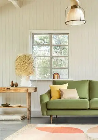 grønn The Rebel Snug-sofa og rottinglampe i strandstil