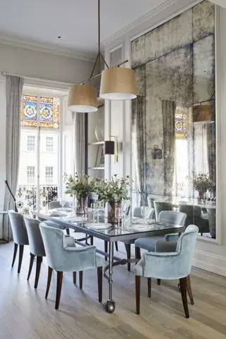 grande sala da pranzo con grande specchio in una residenza di Sims Hilditch