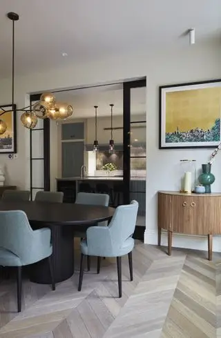 Sala da pranzo con cucina moderna a pianta aperta di Violet & George