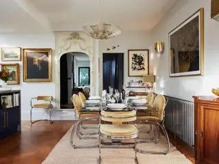 grande sala da pranzo per idee per appartamenti pareti artistiche e sedie di velluto