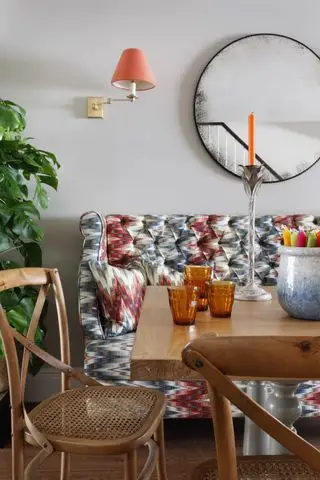 Sala da pranzo per panche con sedili stampati colorati per idee di appartamenti di Studio Duggan
