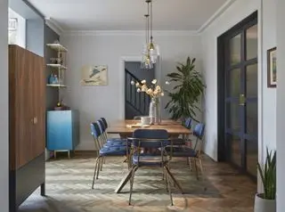 sala da pranzo moderna con piante e mobile bar di Cherie Lee