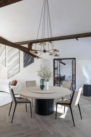 moderna sala da pranzo bianca e tavolo da pranzo rotondo nell'appartamento di Kitesgrove