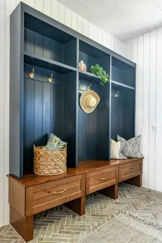 mudroom skab med blanding af lakeret og malet træ