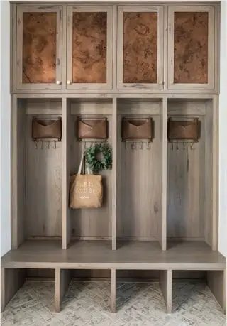 mudroom med læder lommer og cubbies
