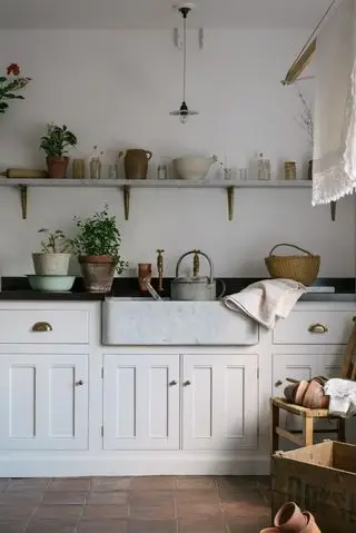 Et eksempel på mudroom-ideer, der viser et mudroom med cremeskabe, et klinkegulv og et vaskområde