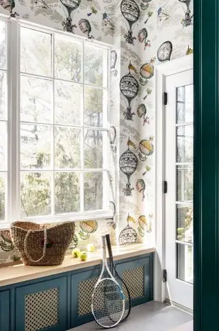 mudroom entré med luftballon tapet og ventilerede skabe