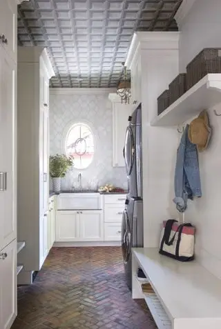 mudroom og vaskerum med chevron flisebelagt terracottagulv og dekoreret loft