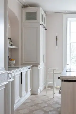Cocina blanca con paredes en Holland Park de Mylands