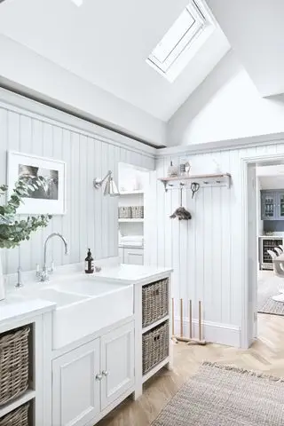 Cocina con paneles blancos de Neptune