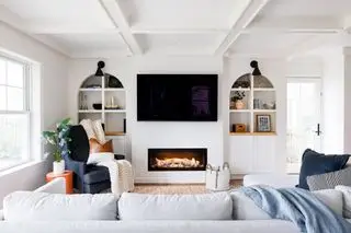 Salón blanco con estanterías tipo alcoba