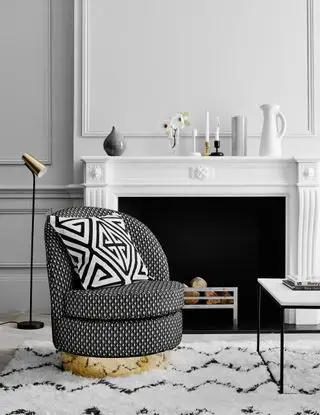 Salón en blanco y negro con chimenea.