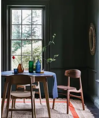 Wie können Sie Esszimmerwände dekorieren? 11 Ideen, um Charakter und Charme zu verleihen