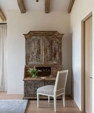 Distressed-Vintage-Kommode im weißen Schlafzimmer