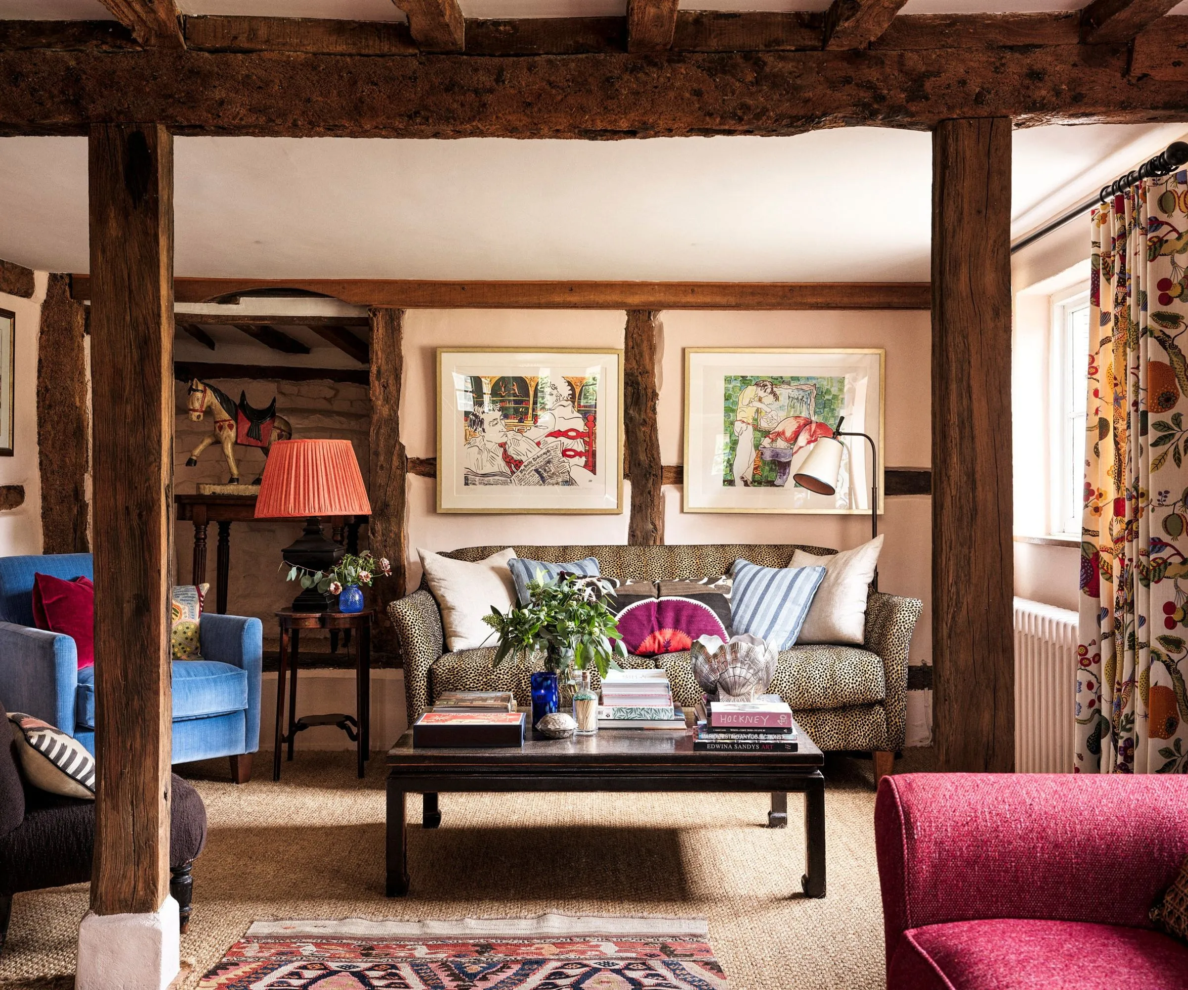 Cozinha campestre com armários creme e vigas de madeira' loading='lazy' title=