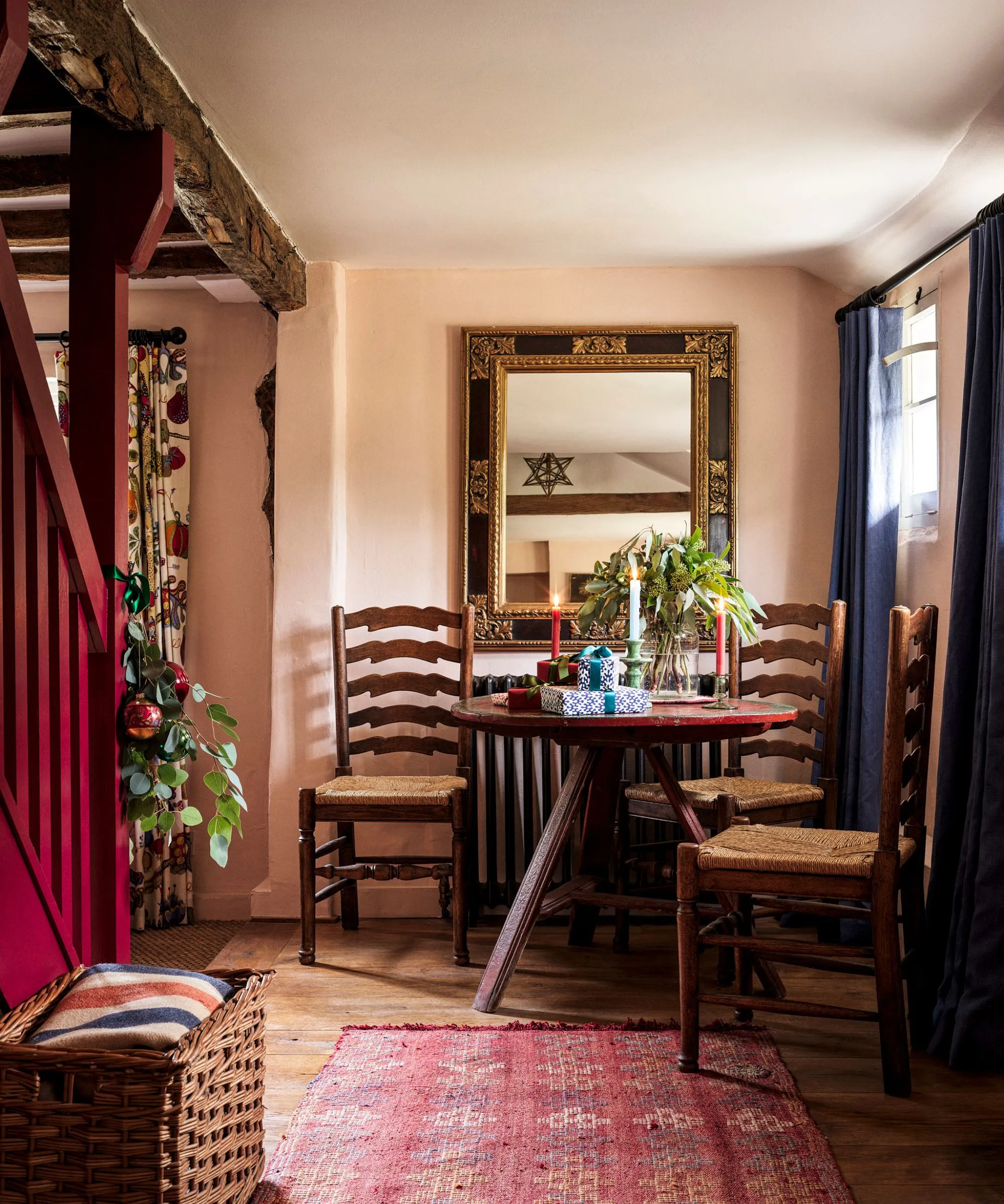 Cozinha com mesa de jantar circular branca e árvore de natal em um canto' loading='lazy' title=