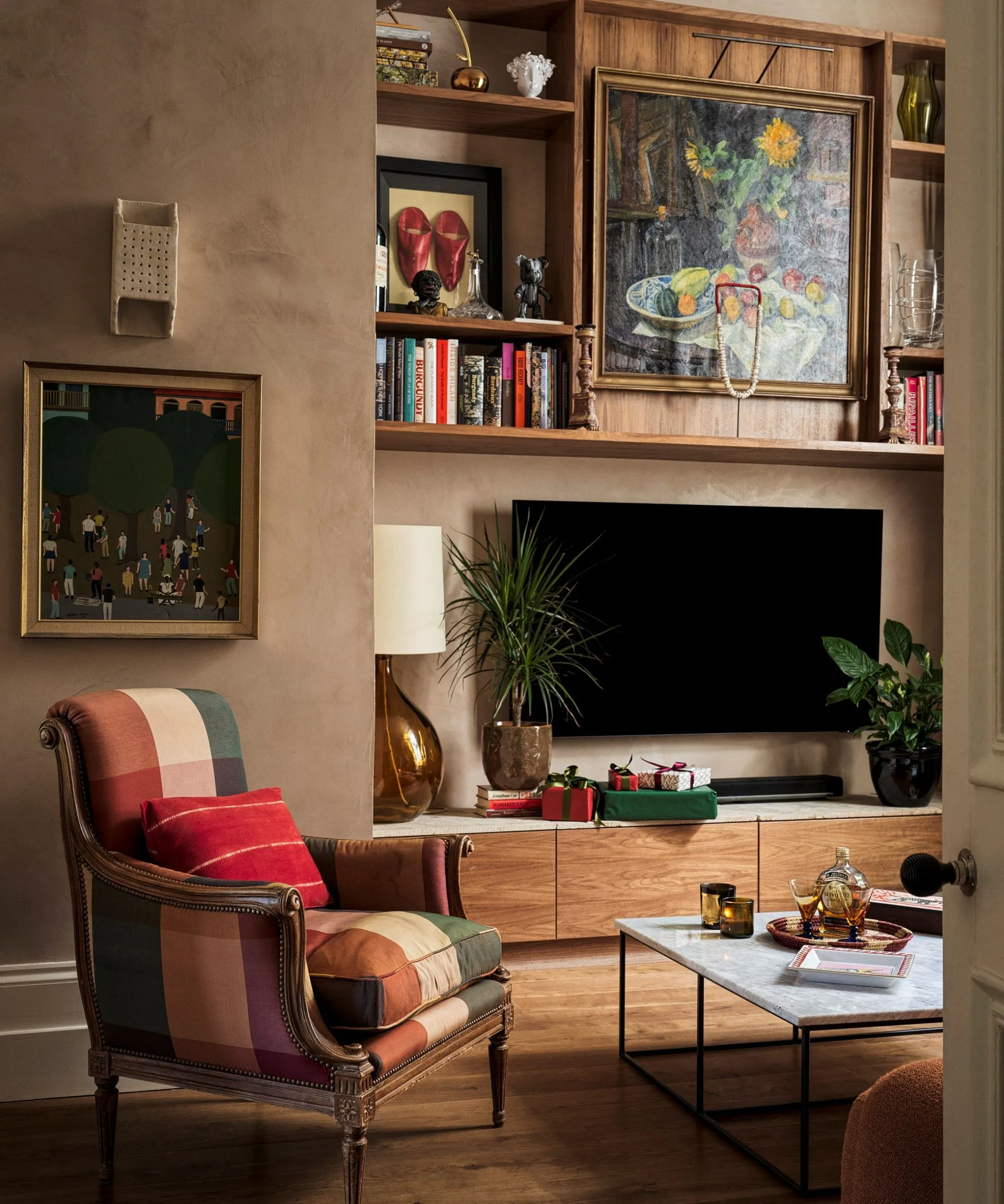 cozinha com piso de madeira e área de estar com banqueta e ilha vermelha' loading='lazy' title=