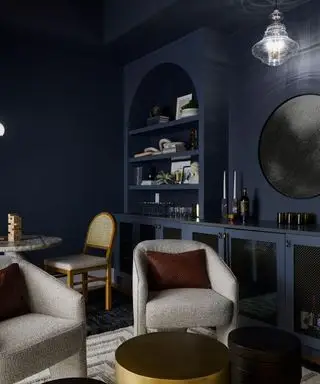 Sala de estar empapada de color azul oscuro