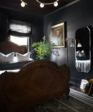 Dormitorio oscuro pintado en Benjamin Moore