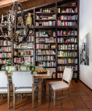 7 exemplos de Bookshelf Wealth que estão acertando essa tendência atemporal (e dicas de estilo dos designers por trás deles)