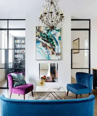 Salon w stylu art deco z wyściełanymi meblami