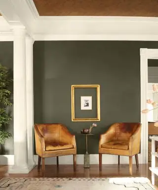 Salon w stylu Art Deco pomalowany na kolor ciemnozielony