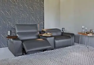 sala com cadeiras estilo game, couro cinza, carrinho de bebidas, com bandejas de bebidas e luzes, tapete cinza, parede cinza