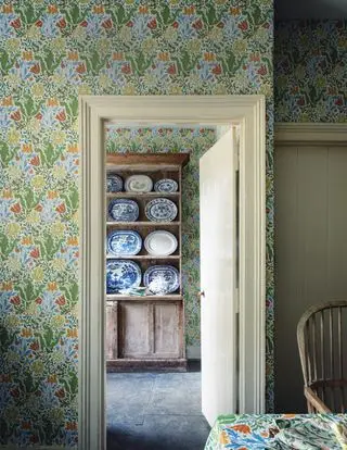 Blumengrüne Tapete mit Porzellanschrank