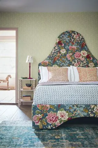 Blumenbett im Schlafzimmer mit salbeigrüner Wand