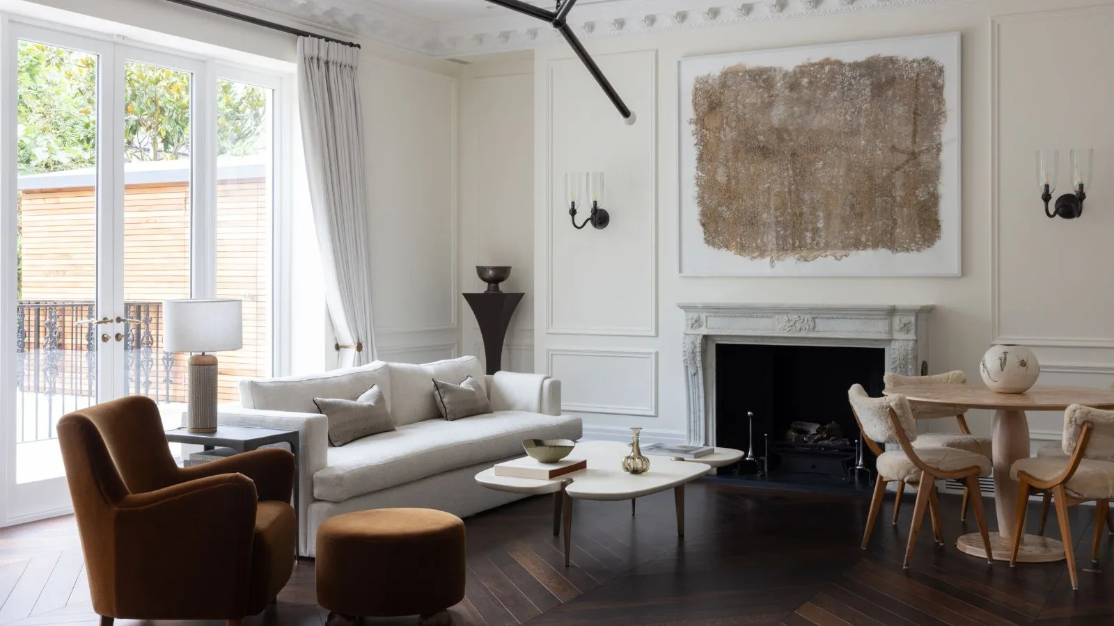 Neutrales Wohnzimmer mit Wandverkleidung und großem Kamin mit dem obigen Druck' loading='lazy' title=
