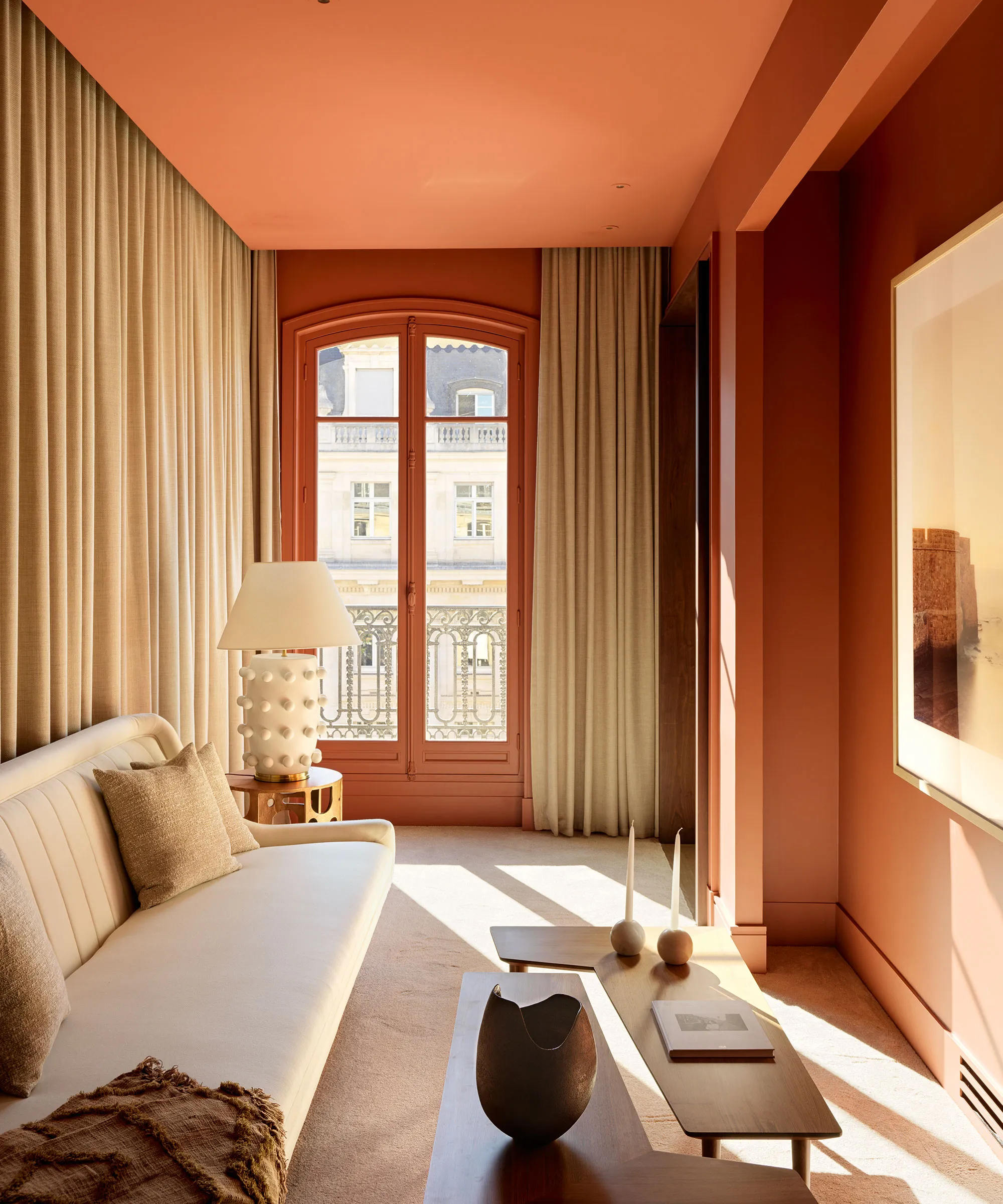 orangefarbenes Wohnzimmer mit Cremesofa und Vorhängen' loading='lazy' title=