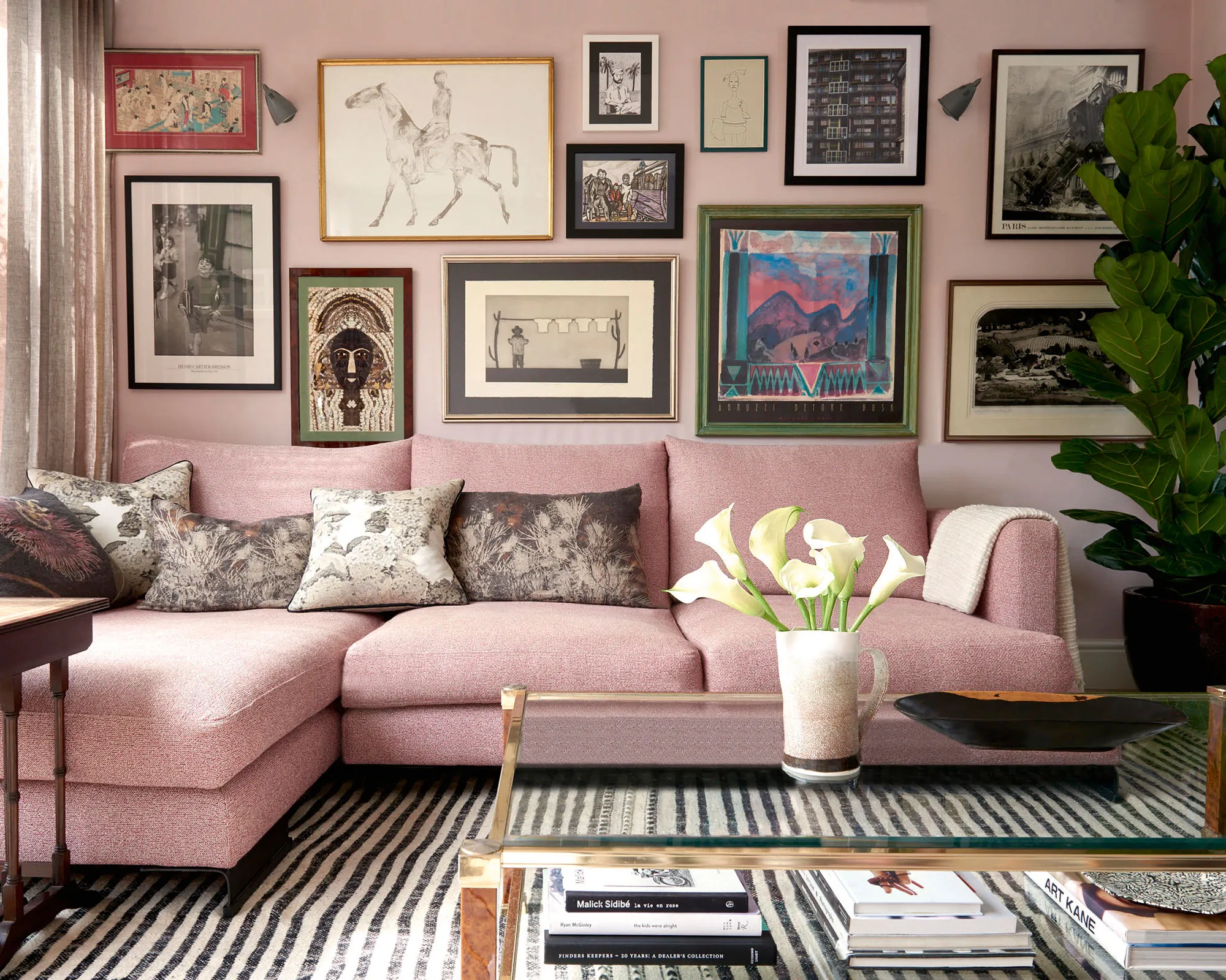 Rosa Wohnzimmer mit Galeriewand mit gestreiftem Teppich' loading='lazy' title=