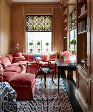 ideias para quartos confortáveis ​​​​com sofá rosa em forma de L e almofadas com parede de painel de madeira