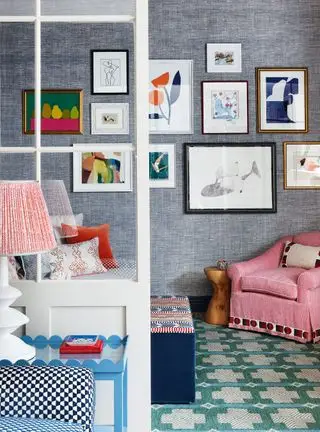 quarto confortável com móveis estampados e parede texturizada