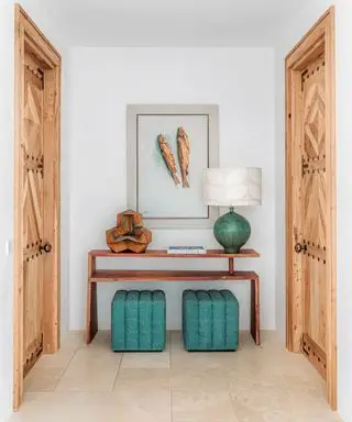 Moderner Eingangsbereich mit Statement-Kunst und Konsole