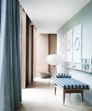 Moderner Eingangsbereich mit blau-weißer Farbgebung