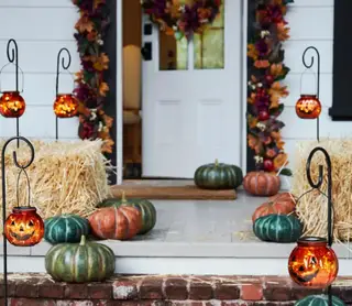 Halloween-Dekoration für den Außenbereich – 14 gruselig schicke Ideen für Ihre Haustür, Ihren Garten und mehr