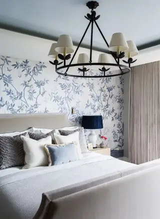 Schlafzimmer mit Bett, Kopfteil und Kissen in Nahaufnahme