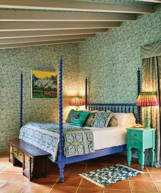 Grünes Schlafzimmer mit Himmelbett
