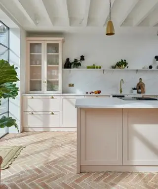 Terracotta sildebensgulv fra Ca Pietra med rødme køkkenelementer