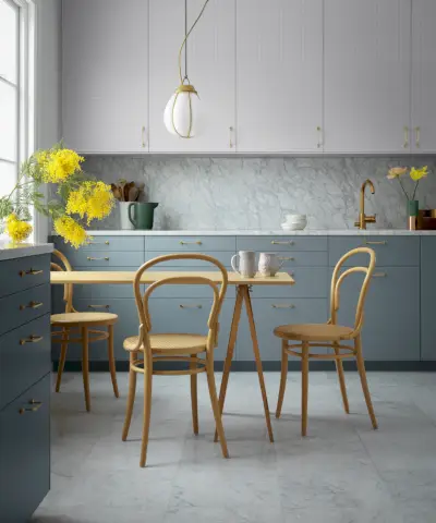 Modernes Esszimmer mit holzgetäfelter Decke, großem Esstisch aus grauem Marmor, grauen Stühlen,