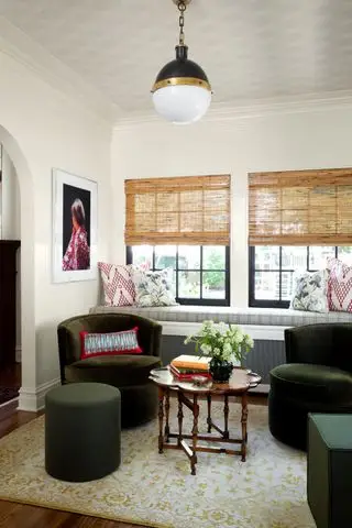 Modernes Wohnzimmer mit Eames Lounge Chair, Klavier, rundem Spiegel