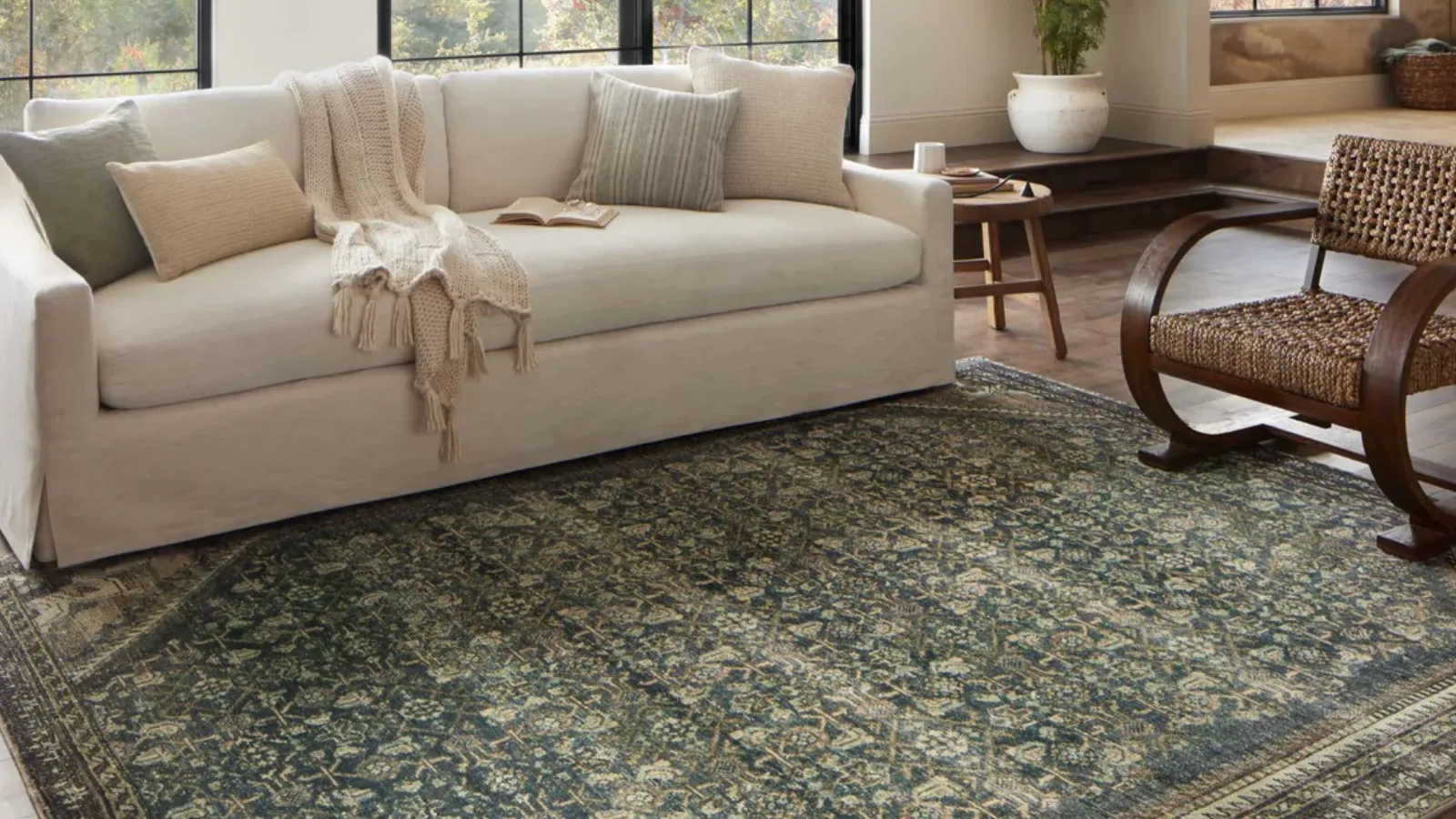 Jeg har kæmpet for at finde et vintage tæppe uden skjulte skader og høje omkostninger – heldigvis er denne Shea McGee-stil det gamle look uden besvær