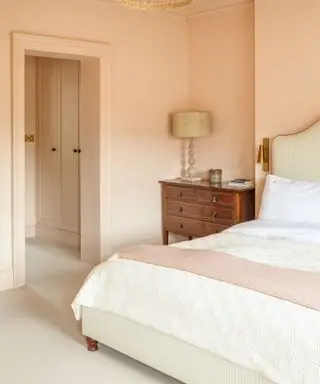Różowa sypialnia pomalowana tynkiem Farrow & Ball