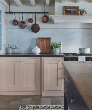 Kuchnia wiejska pomalowana farbą Farrow & Ball