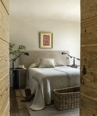 přírodní ložnice s proutěným košem
